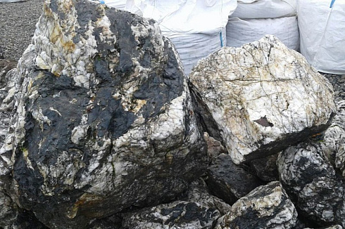 Kamenclub.ru: Черный гранит - кварцит фр. 100-500 мм.  купить в Брянске мрамор гранит черный с белыми прожилками, серый, белый валун скальный колотый 7000 руб/т   фото КАМЕНЬ КЛУБ