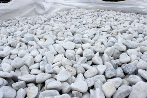 Kamenclub.ru: Мраморная крошка (щебень галтованный белый) фр.10-20 мм.  купить в Брянске мрамор белый, молочный, айвори окатанный округлый декоративный ландшафтный щебень 17000 руб/т   фото КАМЕНЬ КЛУБ