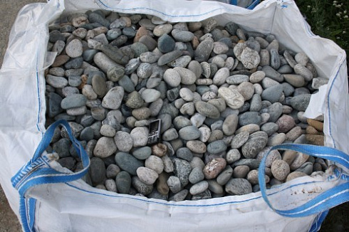 Kamenclub.ru: Галька речная окат (ассорти) фр. 50-100 мм. купить  в Брянске галька природная округлая серая белая черная серая коричневая синяя галька речная окатанная округлая 6200 руб/т   фото КАМЕНЬ КЛУБ