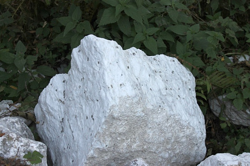 Kamenclub.ru: Мраморизированный известняк фр.500-1500 мм.  купить в Брянске    10000 руб/т   фото КАМЕНЬ КЛУБ