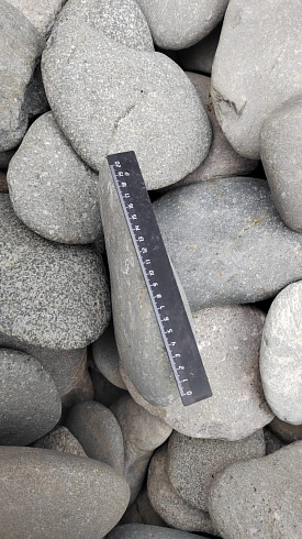 Kamenclub.ru: Галька речная плоская (темно-серая) фр. 70-150 мм. купить  в Брянске галечник природный темно-серый серый синий речная плоская природная окатанная  9000 руб/т   фото КАМЕНЬ КЛУБ