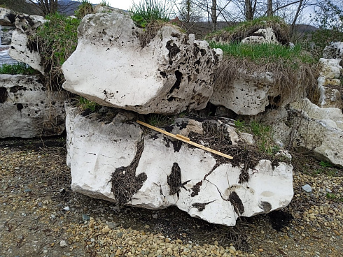 Kamenclub.ru: Выветренный известняк (степной) фр. 500-1500 мм.  купить в Брянске    10000 руб/т   фото КАМЕНЬ КЛУБ