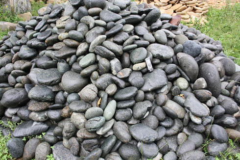 Kamenclub.ru: Темно-серый валунчик фр.100-300 мм.  купить в Брянске крупный природный камень серый, темно-серый, светло-серый речная галька большого размера окатанная 4500 руб/т   фото КАМЕНЬ КЛУБ