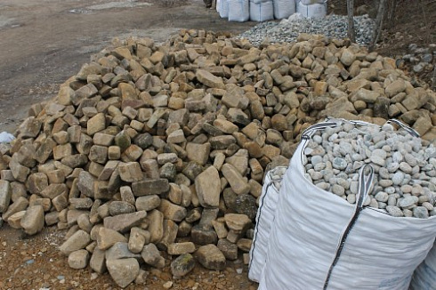 Kamenclub.ru: Песчаник для строительства и кладки блочный (фр 100-200 мм)  купить в Брянске песчаник бежевый серый рыжий валун мелкий для строительства песчаник 6500 руб/т   фото КАМЕНЬ КЛУБ