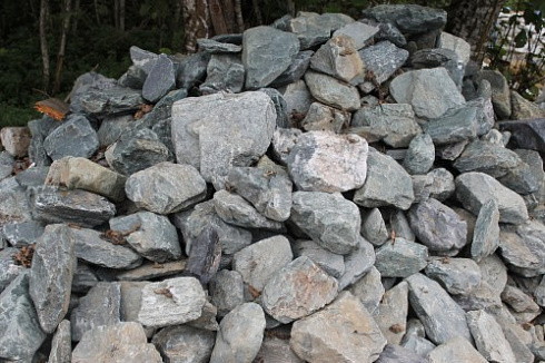 Kamenclub.ru: Гранит скальник (серо-зеленый) фр. 100-500 мм.  купить в Брянске гранит зеленый, серый, салатовый крупный ландшафтный валун 6 000 руб/т   фото КАМЕНЬ КЛУБ