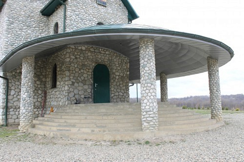 Kamenclub.ru: Галька речная плоская (бело-серая) фр. 100-200-300 мм. купить  в Брянске галька речная плоская серый, белый, бело-серый, серо-белый речная галька плоская  9000 руб/т   фото КАМЕНЬ КЛУБ