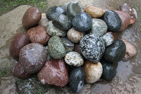 Kamenclub.ru: Галька окат (цветная картошка) фр. 50-100 мм. купить  в Брянске галька природная окатанная серый белый цветной синий темно-серый коричневый округлый галечник окатанный 6800 руб/т   фото КАМЕНЬ КЛУБ