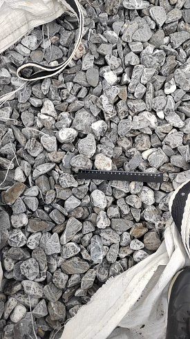 Kamenclub.ru: Щебень галтованный черный (мрамор) фр.40-70 мм.  купить в Брянске мрамор черный с белыми прожилками, черный, белый щебень галтованный округлый 13500 руб/т   фото КАМЕНЬ КЛУБ