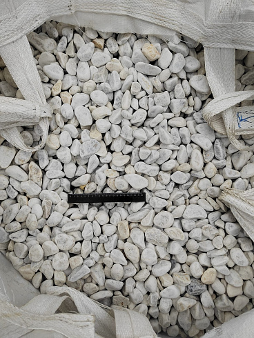 Kamenclub.ru: Мраморная крошка (щебень галтованный белый) фр.40-70 мм.  купить в Брянске мрамор белый молочный айвори окатанный округлый природный камень 17000 руб/т   фото КАМЕНЬ КЛУБ