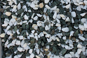 Kamenclub.ru: Мраморная крошка (щебень крошка микс: белый-зеленый) фр. 10-20 мм.  купить в Брянске мрамор белый, зеленый каменная ландшафтная декоративная крошка щебня 9500 руб/т   фото КАМЕНЬ КЛУБ