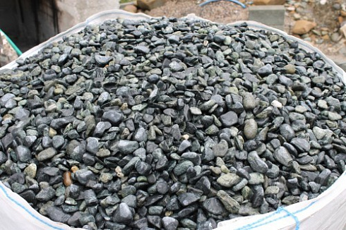 Kamenclub.ru: Щебень галтованный зеленый (змеевик) фр. 20-40 мм.  купить в Брянске мрамор зеленый, салатовый оголтованный щебень мраморный 12500 руб/т   фото КАМЕНЬ КЛУБ