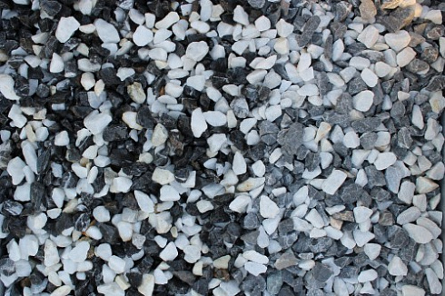 Kamenclub.ru: Мраморная крошка (щебень крошка микс : черный-белый) фр. 10-20 мм.  купить в Брянске мрамор белый, черный каменная декоративная крошка ландшафтная 12000 руб/т   фото КАМЕНЬ КЛУБ