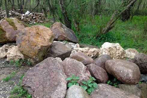 Kamenclub.ru: Конгломераты фр. 300-1000 мм.  купить в Брянске кварц мрамор диабаз коричневый, серый зеленоватый речной валун крупный 6500 руб/т   фото КАМЕНЬ КЛУБ