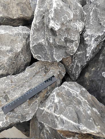 Kamenclub.ru: Черный мрамор скальник фр. 100-500 мм.  купить в Брянске мрамор черный белый серый крупный колотый валун ландшафтный 8500 руб/т   фото КАМЕНЬ КЛУБ