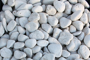 Kamenclub.ru: Щебень галтованный белый (мрамор) фр.5-10 мм.  купить в Брянске мрамор белый, айвори, молочный каменная мраморная декоративная ландшафтная крошка 17000 руб/т   фото КАМЕНЬ КЛУБ