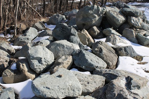 Kamenclub.ru: Гранит скальник (серо-зеленый) фр. 500-1500 мм.  купить в Брянске гранит мрамор  серый зеленый темно-серый глыба скальная колотая ландшафтная 7 500 руб/т   фото КАМЕНЬ КЛУБ