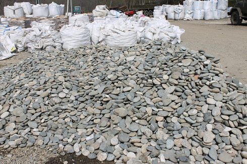 Kamenclub.ru: Галька речная плоская (серо-белая) фр. 70-120 мм. купить  в Брянске галька галечник речной серый, белый окатанная плоская  природная галька 9000 руб/т   фото КАМЕНЬ КЛУБ