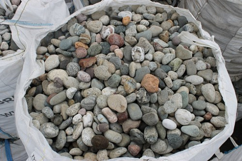 Kamenclub.ru: Галька окат (цветная картошка) фр. 50-100 мм. купить  в Брянске галька природная окатанная серый белый цветной синий темно-серый коричневый округлый галечник окатанный 6800 руб/т   фото КАМЕНЬ КЛУБ