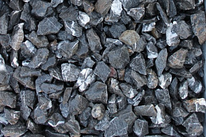 Kamenclub.ru: Щебень крошка черный (мрамор) фр. 40-70 мм.  купить в Брянске мрамор черный с белыми прожилками, черный, белый декоративный щебень 11000 руб/т   фото КАМЕНЬ КЛУБ