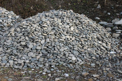 Kamenclub.ru: Галька речная плоская (ассорти) фр. 70-150 мм. купить  в Брянске галька галечник серый белый темно-серый синий светло-серый плоская природная галька  9000 руб/т   фото КАМЕНЬ КЛУБ