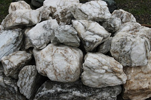 Kamenclub.ru: Мраморизированный известняк фр. 100-500 мм.  купить в Брянске известняк серый белый темно-серый сероватый валун природного образования окатанный 10500 руб/т   фото КАМЕНЬ КЛУБ