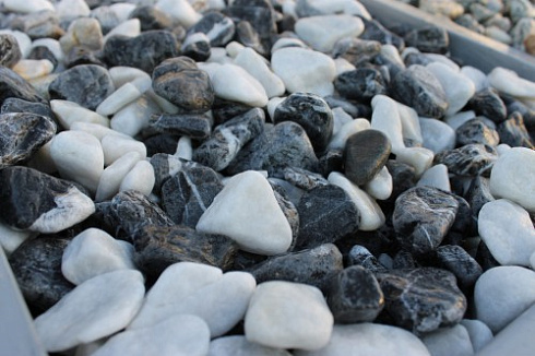 Kamenclub.ru: Мраморная крошка (щебень галтованный микс:: белый-черный) фр.20-40 мм  купить в Брянске мрамор белый, черный мраморный галтованный щебень 15500 руб/т   фото КАМЕНЬ КЛУБ