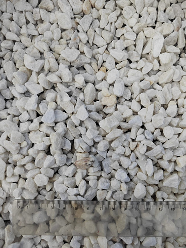 Kamenclub.ru: Мраморная крошка, щебень, цвет-белый, фр. 5-10 мм.  купить в Брянске мрамор белый, айвори, молочный мраморная каменная крошка ландшафтная 12000 руб/т   фото КАМЕНЬ КЛУБ
