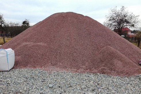 Kamenclub.ru: Мраморная крошка (щебень крошка розовый) фр. 5-10 мм.  купить в Брянске мрамор розовый, красный щебень колотый ландшафтный декоративный  11000 руб/т   фото КАМЕНЬ КЛУБ