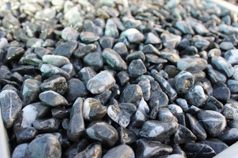 Kamenclub.ru: Щебень галтованный черный (мрамор) фр.10-20 мм.  купить в Брянске мрамор черный с белыми прожилками, черный, белый окатанный округлый ландшафтный декоративный щебень 15000 руб/т   фото КАМЕНЬ КЛУБ