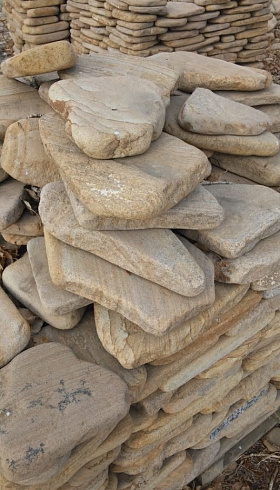 Kamenclub.ru: Песчаник пластушка галтованный желтый с рисунком (3 см)  купить в Брянске плитняк - пластушка желтый песчаник 21000 руб/м3   фото КАМЕНЬ КЛУБ