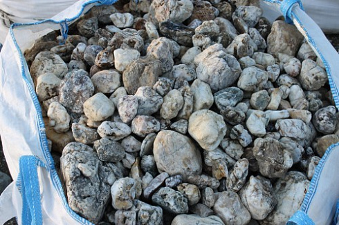 Kamenclub.ru: Кварцевый валунчик фр.100-300 мм.  купить в Брянске кварц белый, бежевый молочный рыжий крупный природный камень галечник 7850 руб/т   фото КАМЕНЬ КЛУБ