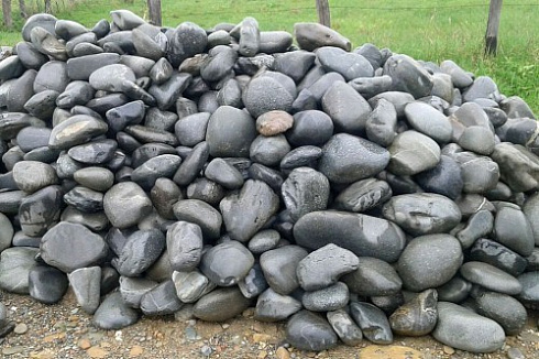 Kamenclub.ru: Темно-серый валунчик фр.100-300 мм.  купить в Брянске крупный природный камень серый, темно-серый, светло-серый речная галька большого размера окатанная 4500 руб/т   фото КАМЕНЬ КЛУБ