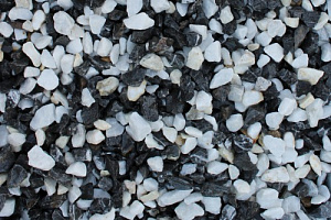 Kamenclub.ru: Мраморная крошка (щебень крошка микс : черный-белый) фр. 10-20 мм.  купить в Брянске мрамор белый, черный каменная декоративная крошка ландшафтная 12000 руб/т   фото КАМЕНЬ КЛУБ