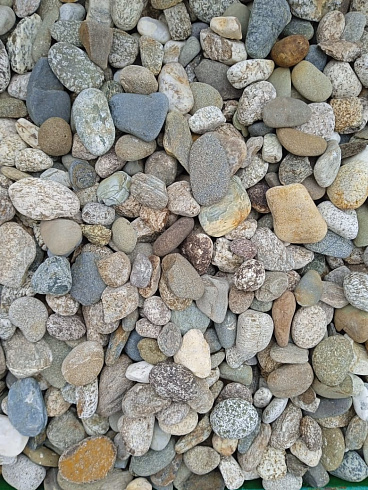 Kamenclub.ru: Галька горная речная окат (цветная) фр. 20-40 мм. купить  в Брянске галька речная серый синий бежевый белый окатанная речная галька ландшафтная 6800 руб/т   фото КАМЕНЬ КЛУБ