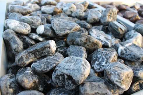 Kamenclub.ru: Щебень галтованный черный (мрамор) фр. 50-100 мм.  купить в Брянске мрамор черный с белыми прожилками щебень ландшафтный мраморный 15000 руб/т   фото КАМЕНЬ КЛУБ