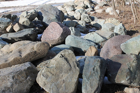 Kamenclub.ru: Гранит скальник (серо-зеленый) фр. 500-1500 мм.  купить в Брянске гранит мрамор  серый зеленый темно-серый глыба скальная колотая ландшафтная 7 500 руб/т   фото КАМЕНЬ КЛУБ