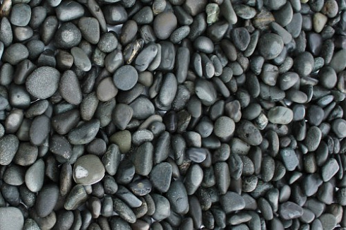 Kamenclub.ru: Галька речная окат (темно-серая) фр. 70-150 мм. купить  в Брянске галька речная темно-серая, синяя, серая речная галька округлая  8000 руб/т   фото КАМЕНЬ КЛУБ