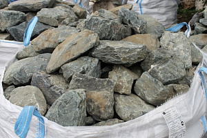 Kamenclub.ru: Гранит скальник (серо-зеленый) фр. 100-500 мм.  купить в Брянске гранит зеленый, серый, салатовый крупный ландшафтный валун 6 000 руб/т   фото КАМЕНЬ КЛУБ