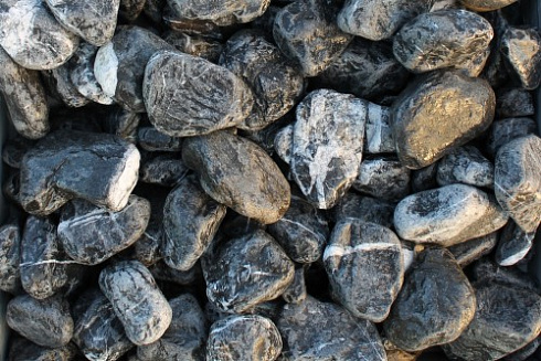 Kamenclub.ru: Щебень галтованный черный (мрамор) фр. 50-100 мм.  купить в Брянске мрамор черный с белыми прожилками щебень ландшафтный мраморный 15000 руб/т   фото КАМЕНЬ КЛУБ