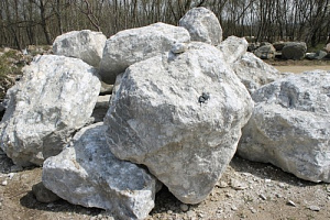 Kamenclub.ru: Мраморизированный известняк фр.500-1500 мм.  купить в Брянске    10000 руб/т   фото КАМЕНЬ КЛУБ