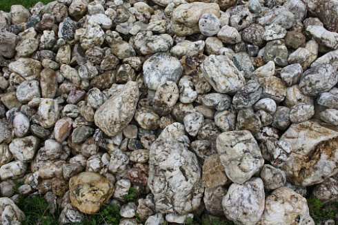 Kamenclub.ru: Кварцевый валунчик фр.100-300 мм.  купить в Брянске кварц белый, бежевый молочный рыжий крупный природный камень галечник 7850 руб/т   фото КАМЕНЬ КЛУБ