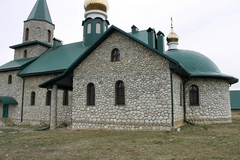 Kamenclub.ru: Галька речная плоская (бело-серая) фр. 100-200-300 мм. купить  в Брянске галька речная плоская серый, белый, бело-серый, серо-белый речная галька плоская  9000 руб/т   фото КАМЕНЬ КЛУБ