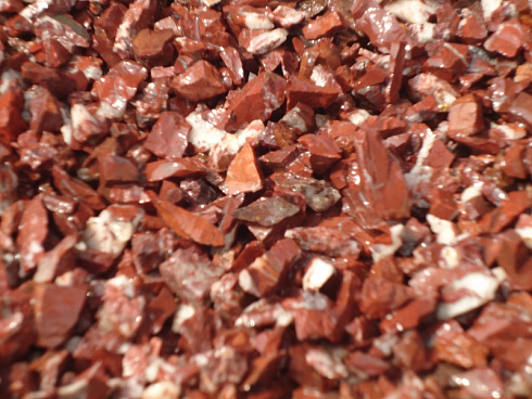 Kamenclub.ru: Щебень крошка красный (ЯШМА) фр. 20-40 мм.  купить в Брянске яшма красный, бордовый декоративный ландшафтный щебень 9000 руб/т   фото КАМЕНЬ КЛУБ