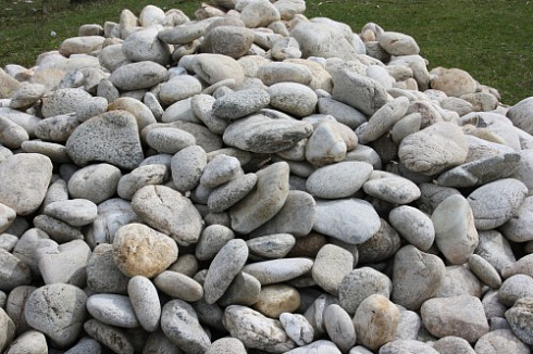 Kamenclub.ru: Бело-серый валунчик фр.100-300 мм.  купить в Брянске крупный камень для ландшафта серый, белый бело-серый валун крупная галька 4500 руб/т   фото КАМЕНЬ КЛУБ