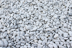 Kamenclub.ru: Мраморная крошка (щебень галтованный белый) фр.10-20 мм.  купить в Брянске мрамор белый, молочный, айвори окатанный округлый декоративный ландшафтный щебень 17000 руб/т   фото КАМЕНЬ КЛУБ