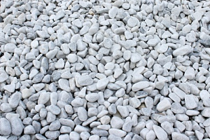 Kamenclub.ru: Мраморная крошка (щебень галтованный белый) фр.10-20 мм.  купить в Брянске мрамор белый, молочный, айвори окатанный округлый декоративный ландшафтный щебень 17000 руб/т   фото КАМЕНЬ КЛУБ