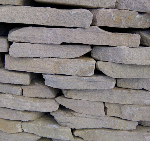 Kamenclub.ru: Песчаник пластушка светло-серый (3,0 см)  купить в Брянске песчаник светло-серый, серый песчаник рваный ландшафтный колотый 13800 руб/м3   фото КАМЕНЬ КЛУБ