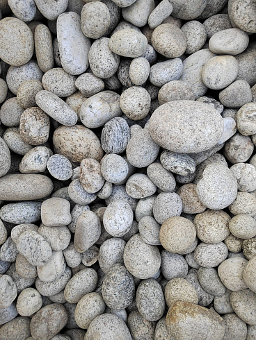 Kamenclub.ru: Галька речная окат (серо-белая) фр. 70-120 мм купить  в Брянске галька галечник бело-серая, серо-белая, серая, белая речная природная галька  8000 руб/т   фото КАМЕНЬ КЛУБ