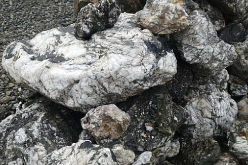 Kamenclub.ru: Черный гранит - кварцит фр. 100-500 мм.  купить в Брянске мрамор гранит черный с белыми прожилками, серый, белый валун скальный колотый 7000 руб/т   фото КАМЕНЬ КЛУБ