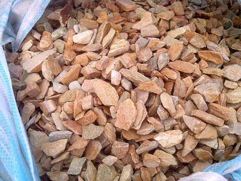 Kamenclub.ru: Щебень крошка желтый (ЗЛАТОЛИТ) фр. 20-40 мм.  купить в Брянске златолит бежевый, золотистый, желтый декоративная каменная крошка 10800 руб/т   фото КАМЕНЬ КЛУБ